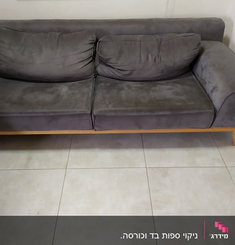 ספה אפורה על רצפת אריחים לבנים